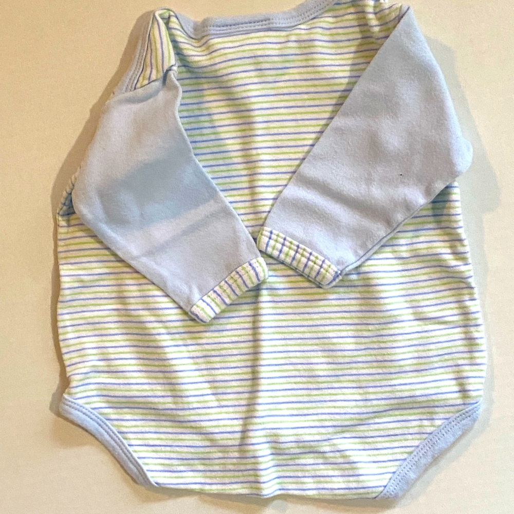 Boys pre loved blue onesie 3-6 months and carters 6 months turtle onesies!!